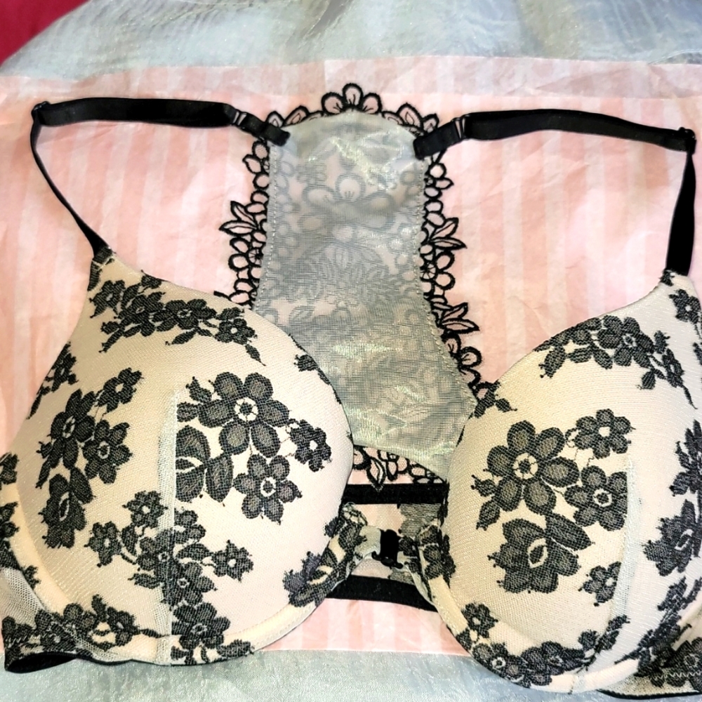 VS PINK FRONT CLOSURE PALE PINK AND BLACK LACE BRA 32D